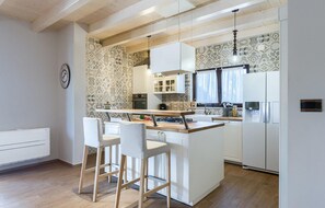 Fridge, oven, dishwasher, coffee/tea maker