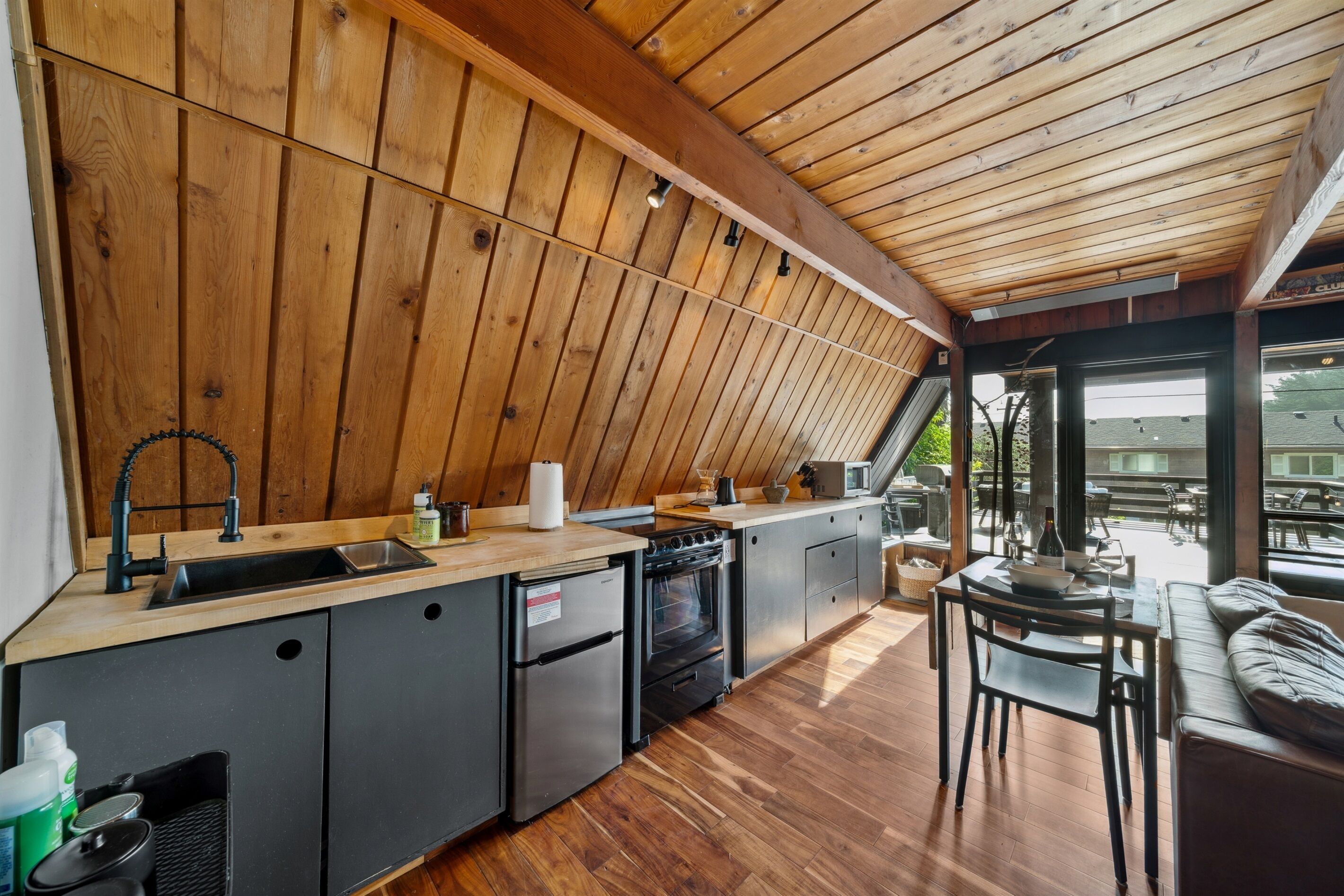 Mikrowelle, Ofen, Herdplatte, Wasserkocher mit Kaffee-/Teezubehör