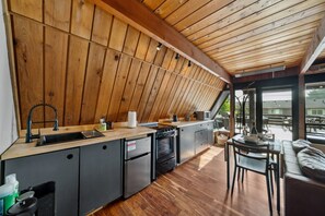 Microondas, horno, parrilla de estufa y cafetera y tetera 