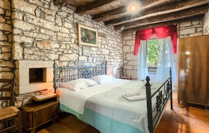 8 bedrooms, iron/ironing board, travel cot, free WiFi - Awesome home in Tinjan (Tinjan)