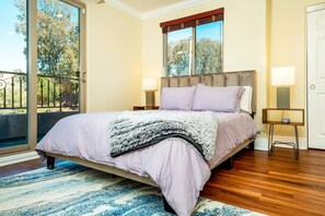 4 soverom, skrivebord, strykejern/-brett og reiseseng for barn