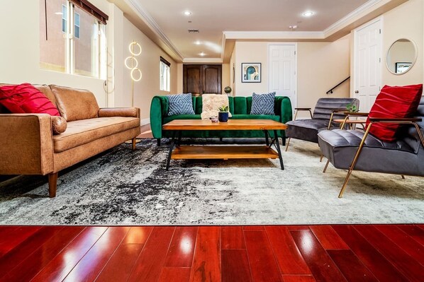 TV connectée, cheminée, table de tennis de table