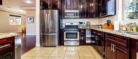 Refrigerador, microondas, horno y parrilla de estufa