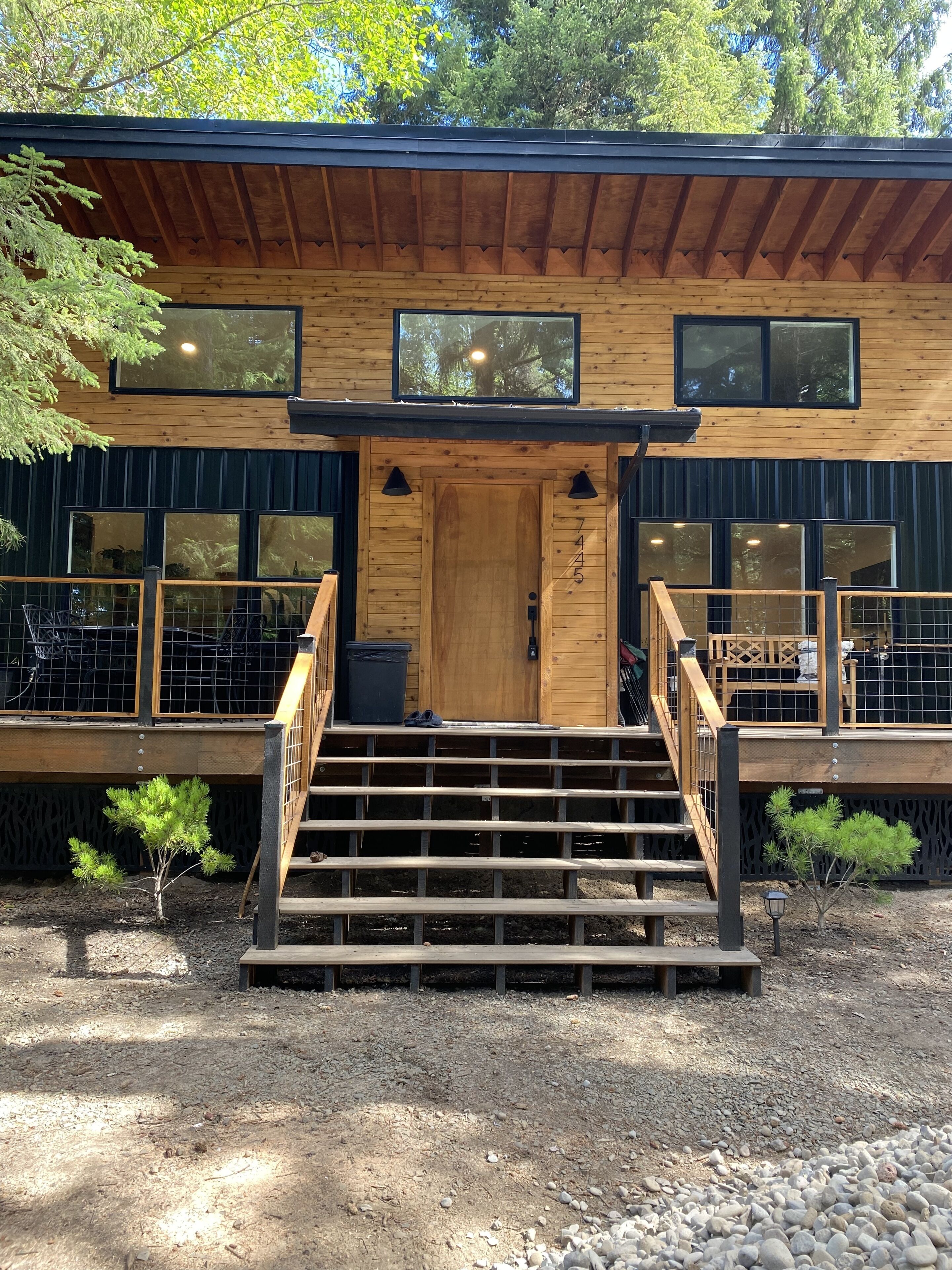 SeaFort Modern Beach House; walk to the beach, pet-friendly