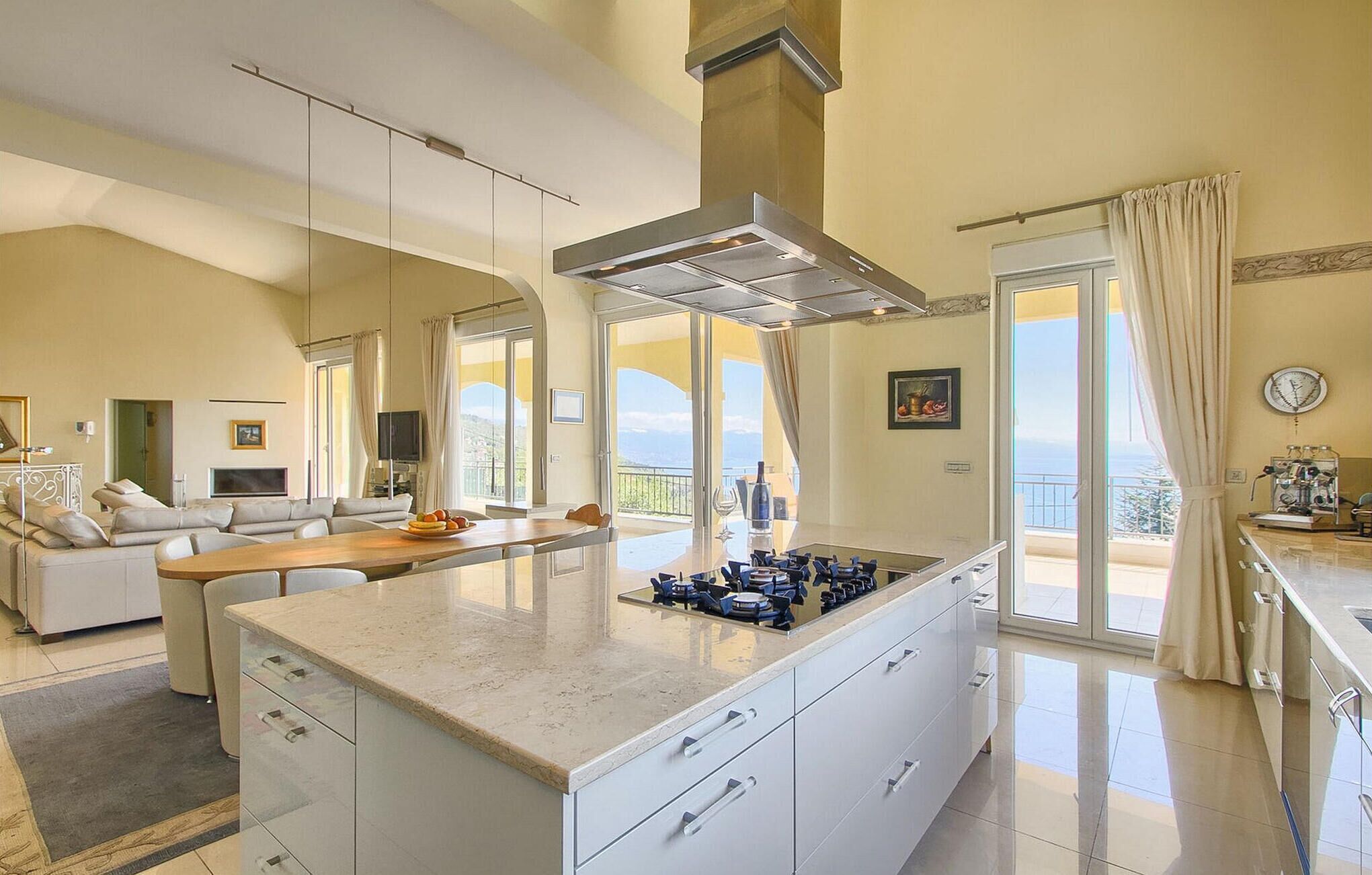 Refrigerador, horno, lavavajillas y cafetera y tetera 