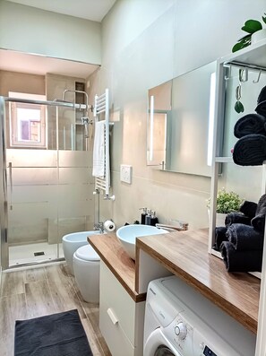 Doccia, asciugacapelli, bidet, asciugamani