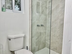 Shower, hair dryer, towels, soap - Cozy Apartment Great Stay in Nassau (Nassau)