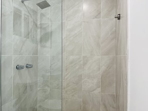 Douche, sèche-cheveux, serviettes fournies, savon