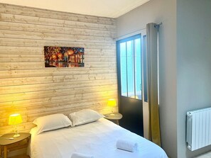 2 soverom, skrivebord, internettilgang og sengetøy