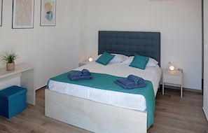 4 habitaciones, tabla de planchar con plancha y cuna de viaje 