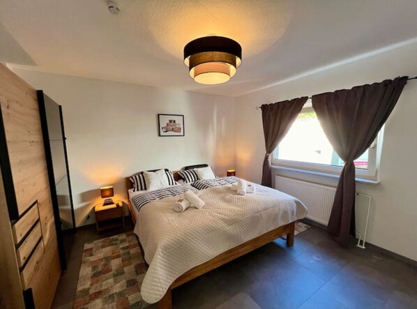 2 chambres, coffre-fort, fer et planche à repasser, lit de bébé portatif