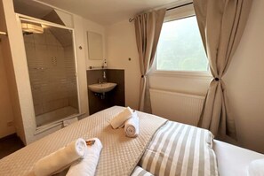 2 bedrooms, in-room safe, iron/ironing board, travel cot