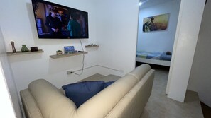 Smart TV - Modern Cozy Vacation house 3BR Near Tagaytay & Nuvali (Silang Cavite)