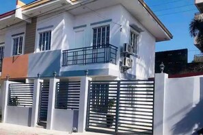 Exterior - Modern Cozy Vacation house 3BR Near Tagaytay & Nuvali (Silang Cavite)