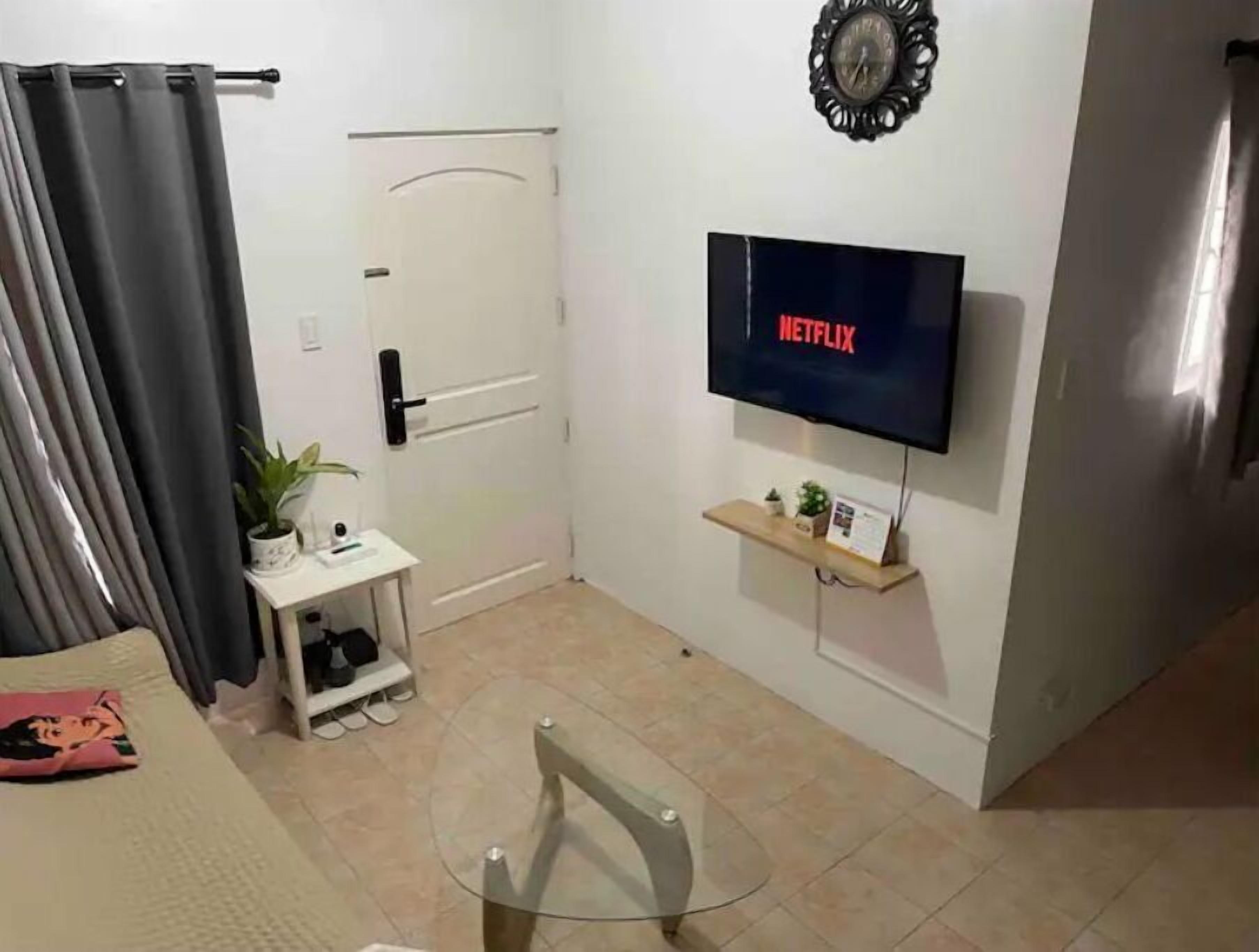 3 makuuhuonetta, silitysrauta/-lauta, ilmainen Wi-Fi, vuodevaatteet