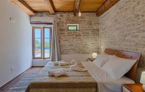 4 habitaciones, tabla de planchar con plancha y cuna de viaje 