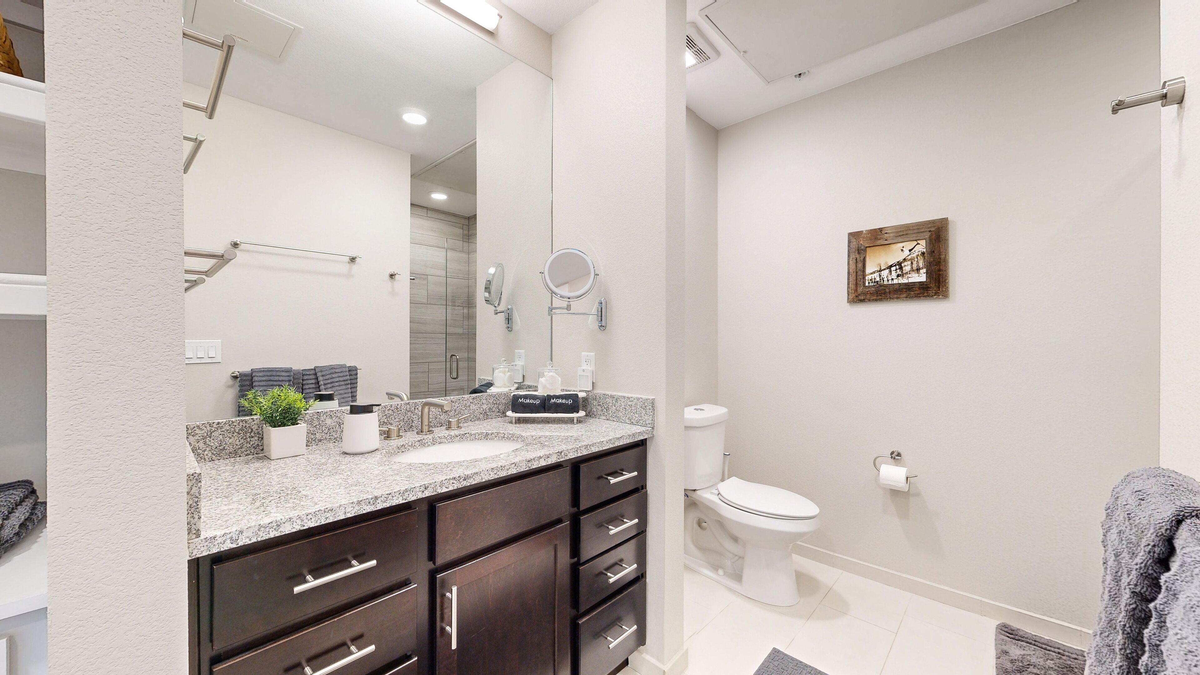 Regadera, amenidades de baño ecológicas, secadora de cabello, toallas 