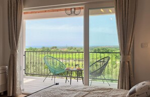 4 chambres, fer et planche à repasser, lit de bébé portatif