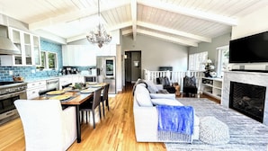 Interior - Gorgeous 3-bdrm home, walk to town and beach (Carmel-by-the-Sea)