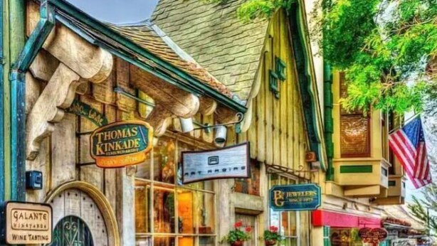 A quaint building with a sign for 'Thomas Kinkade' and a 'Jewelry' shop. - Gorgeous 3-bdrm home, walk to town and beach (Carmel-by-the-Sea)