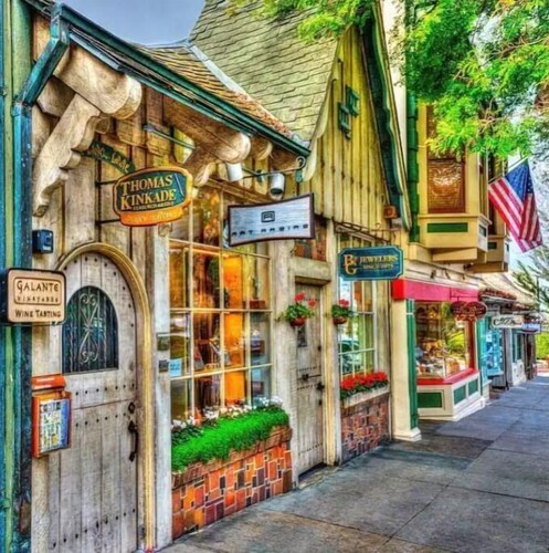 Gorgeous 3-bdrm home, walk to town and beach