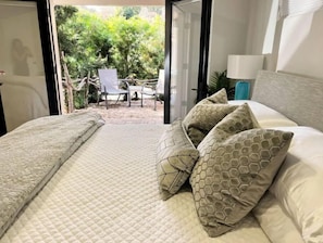 3 soverom, skrivebord, strykejern/-brett og reiseseng for barn