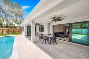Outdoor dining - Monthly Stay: Spacious New home 4BD w/ a private pool & BBQ. 15 mins to beaches! (Hollywood)