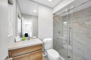 Shower, hair dryer, towels, soap - Monthly Stay: Spacious New home 4BD w/ a private pool & BBQ. 15 mins to beaches! (Hollywood)