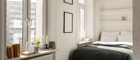 1 habitación, sistema de insonorización y tabla de planchar con plancha