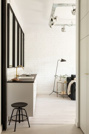 Design Apartment | Private kitchen | Mini-fridge, stovetop, coffee/tea maker, electric kettle - Lwowska Apartment (Warsaw)