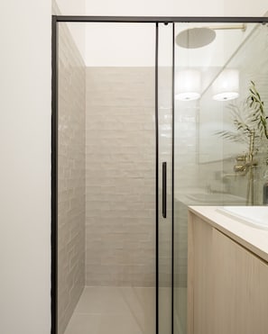Design Apartment | Bathroom | Shower, rainfall showerhead, hair dryer, towels - Lwowska Apartment (Warsaw)
