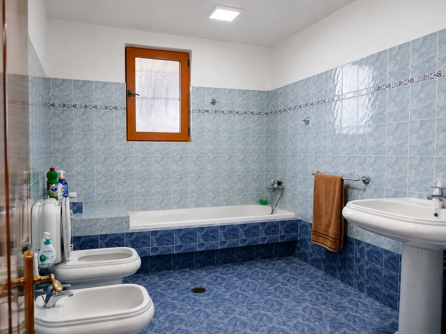 Shower, free toiletries, hair dryer, bidet