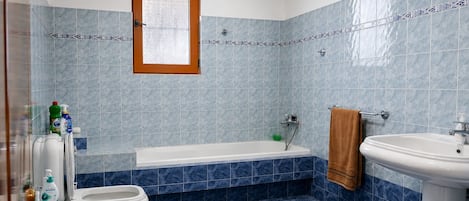 Dusche, kostenlose Toilettenartikel, Haartrockner, Bidet