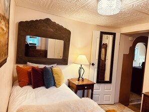 2 bedrooms, desk, iron/ironing board, free WiFi - Historic and stylish downtown Railyard Adobe (Santa Fe)