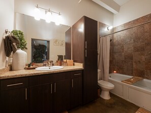 Jetted bath, hair dryer, towels, soap - Creative luxury loft in the heart of Downtown Dallas! (Dallas)