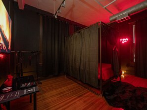 2 室のベッドルーム、アイロン / アイロン台、WiFi、ベッドシーツ