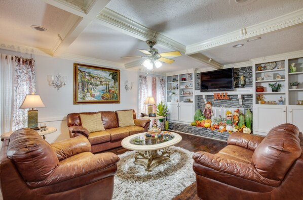 تلفزيون، مدفأة، مشغل دي في دي، كُتُب