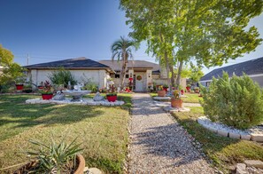 Property grounds - Spacious Bryan Vacation Rental w/ Pool & Patio! (Bryan)