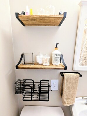 Shower, hair dryer, towels, soap - Charming, pet friendly studio in walkable Clifton, Louisville with full kitchen (Louisville)