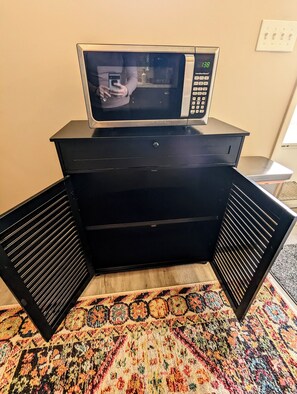 Interior - Charming, pet friendly studio in walkable Clifton, Louisville with full kitchen (Louisville)