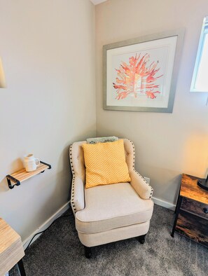 Smart TV - Charming, pet friendly studio in walkable Clifton, Louisville with full kitchen (Louisville)