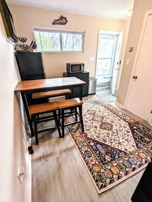 Dining - Charming, pet friendly studio in walkable Clifton, Louisville with full kitchen (Louisville)