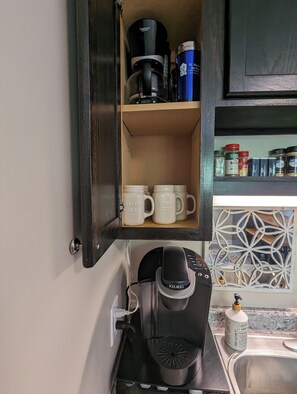 Fridge, microwave, coffee/tea maker, cookware/dishes/utensils - Charming, pet friendly studio in walkable Clifton, Louisville with full kitchen (Louisville)