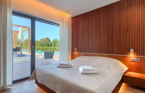 5 habitaciones, tabla de planchar con plancha y cuna de viaje 
