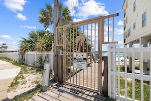 Property grounds - Walking Distance To Beach! Beach Pointe Townhomes 601 (Destin)