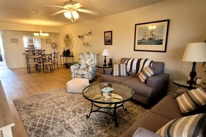 Smart TV, caminetto, videogiochi, lettore DVD