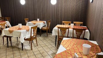 Se ofrece un desayuno bufé (10 EUR por persona)