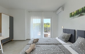 4 bedrooms, iron/ironing board, travel crib, free WiFi