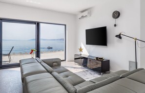 TV - Awesome home in Starigrad (Starigrad)