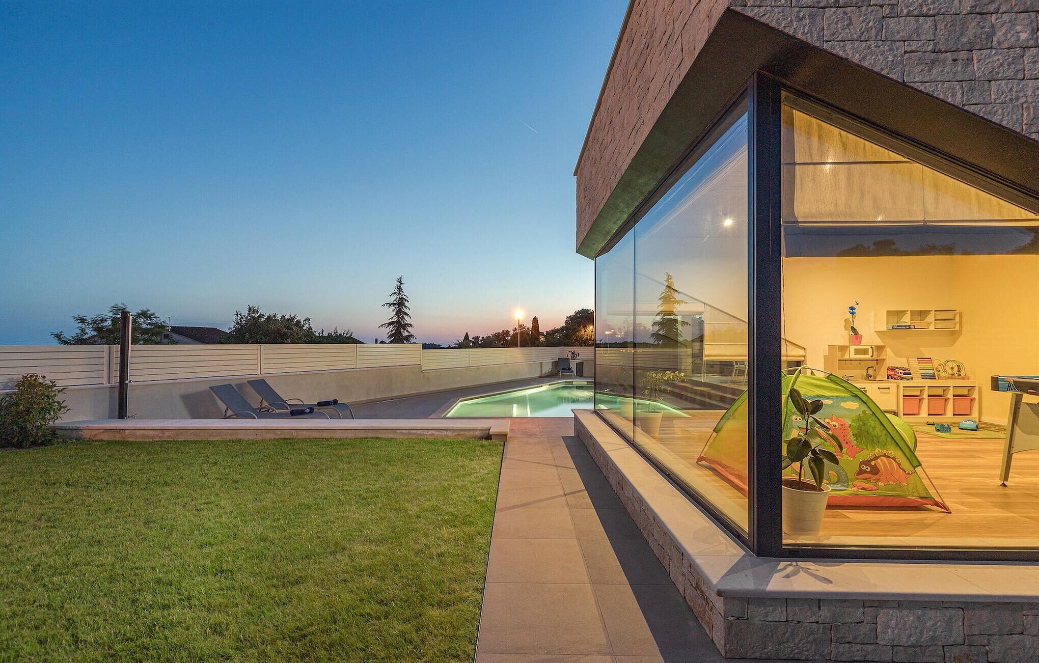 Een verwarmd zwembad